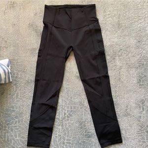 LIKE NEW lululemon leggings with pockets SIZE 6